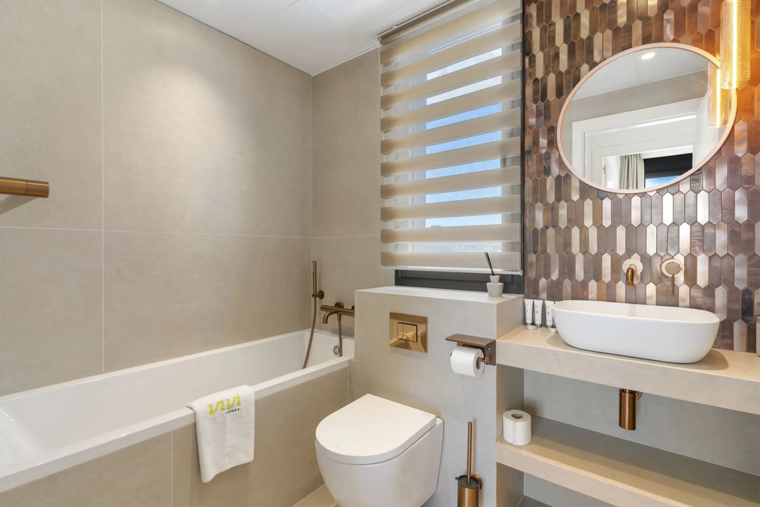 Vita offers many reasons to enjoy a perfect stay. The cozy living room, furnished with comfortable seating, a TV, and WiFi, is the ideal place to relax after a day full of adventures.