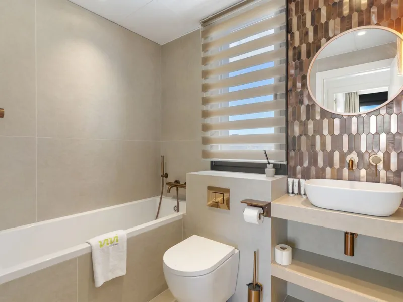 Vita offers many reasons to enjoy a perfect stay. The cozy living room, furnished with comfortable seating, a TV, and WiFi, is the ideal place to relax after a day full of adventures.