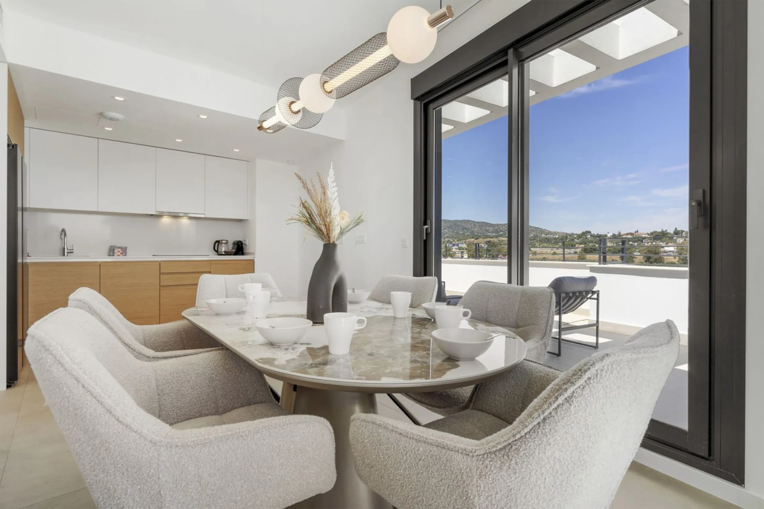 Vita offers many reasons to enjoy a perfect stay. The cozy living room, furnished with comfortable seating, a TV, and WiFi, is the ideal place to relax after a day full of adventures.