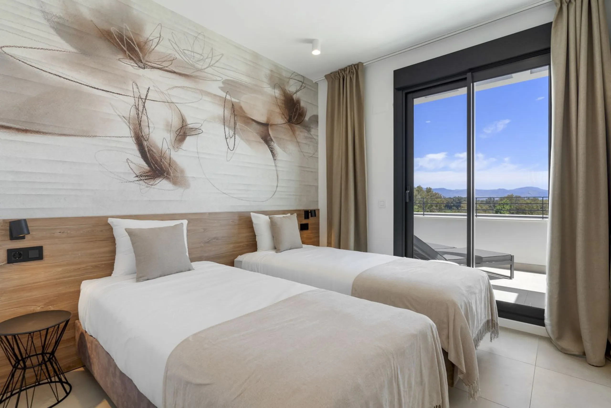 Vita offers many reasons to enjoy a perfect stay. The cozy living room, furnished with comfortable seating, a TV, and WiFi, is the ideal place to relax after a day full of adventures.