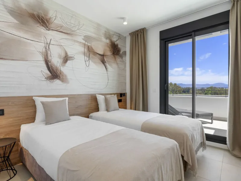 Vita offers many reasons to enjoy a perfect stay. The cozy living room, furnished with comfortable seating, a TV, and WiFi, is the ideal place to relax after a day full of adventures.
