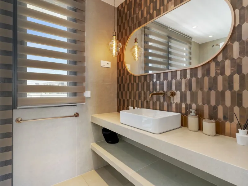 Vita offers many reasons to enjoy a perfect stay. The cozy living room, furnished with comfortable seating, a TV, and WiFi, is the ideal place to relax after a day full of adventures.