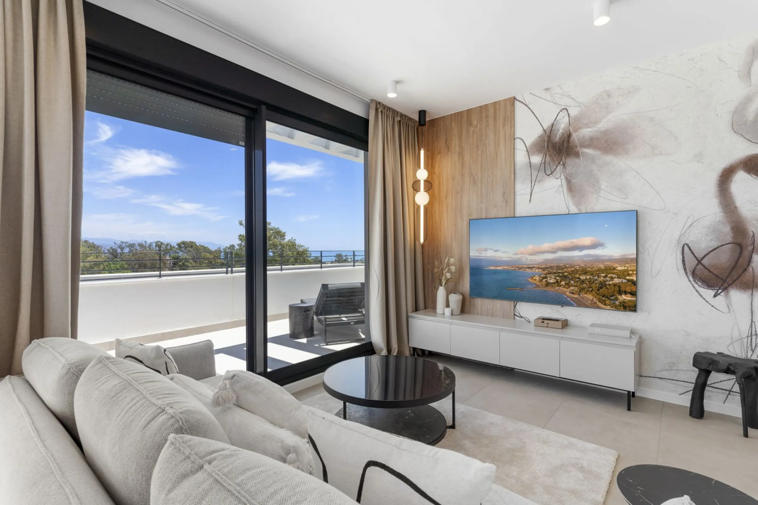 Vita offers many reasons to enjoy a perfect stay. The cozy living room, furnished with comfortable seating, a TV, and WiFi, is the ideal place to relax after a day full of adventures.