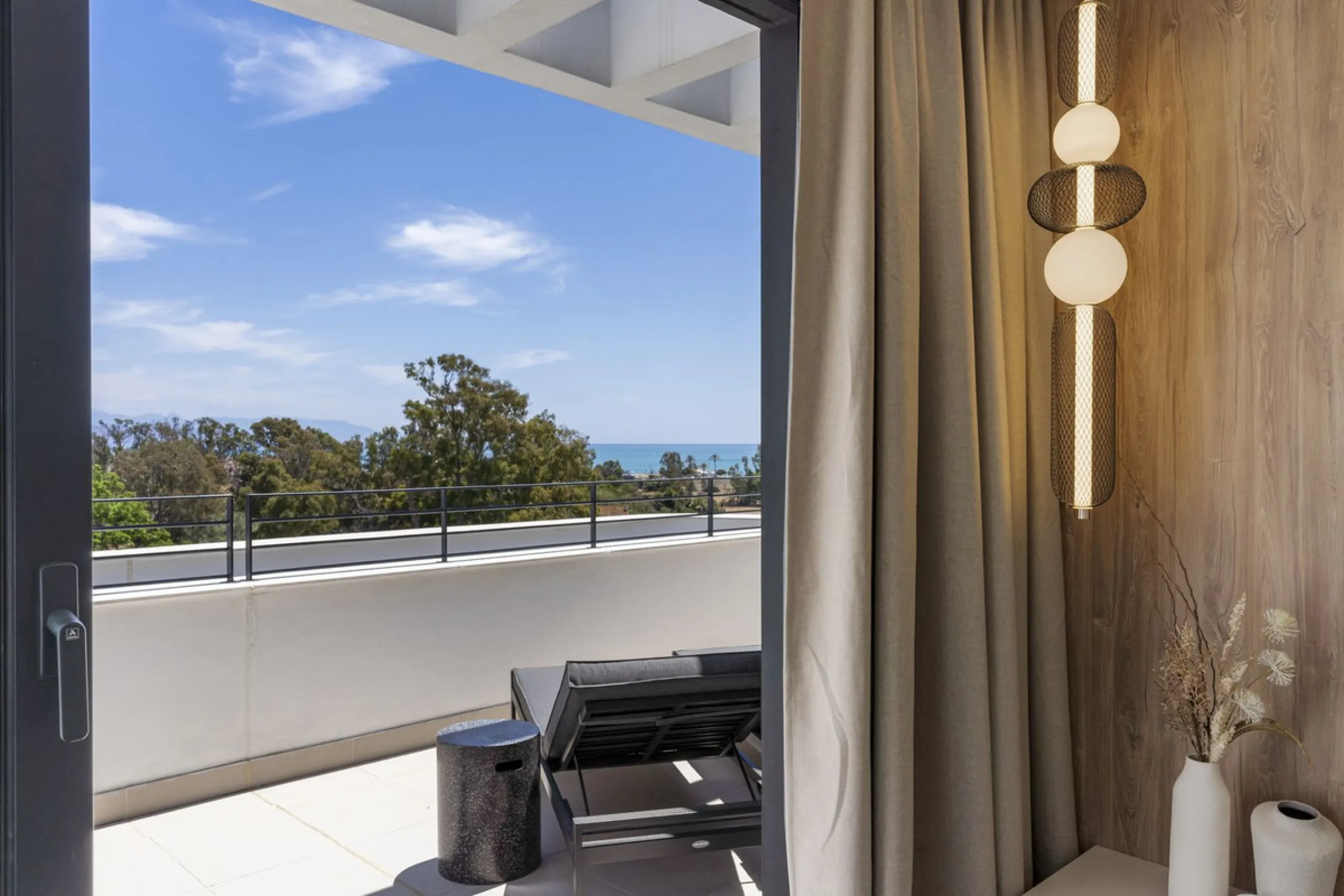 Vita offers many reasons to enjoy a perfect stay. The cozy living room, furnished with comfortable seating, a TV, and WiFi, is the ideal place to relax after a day full of adventures.