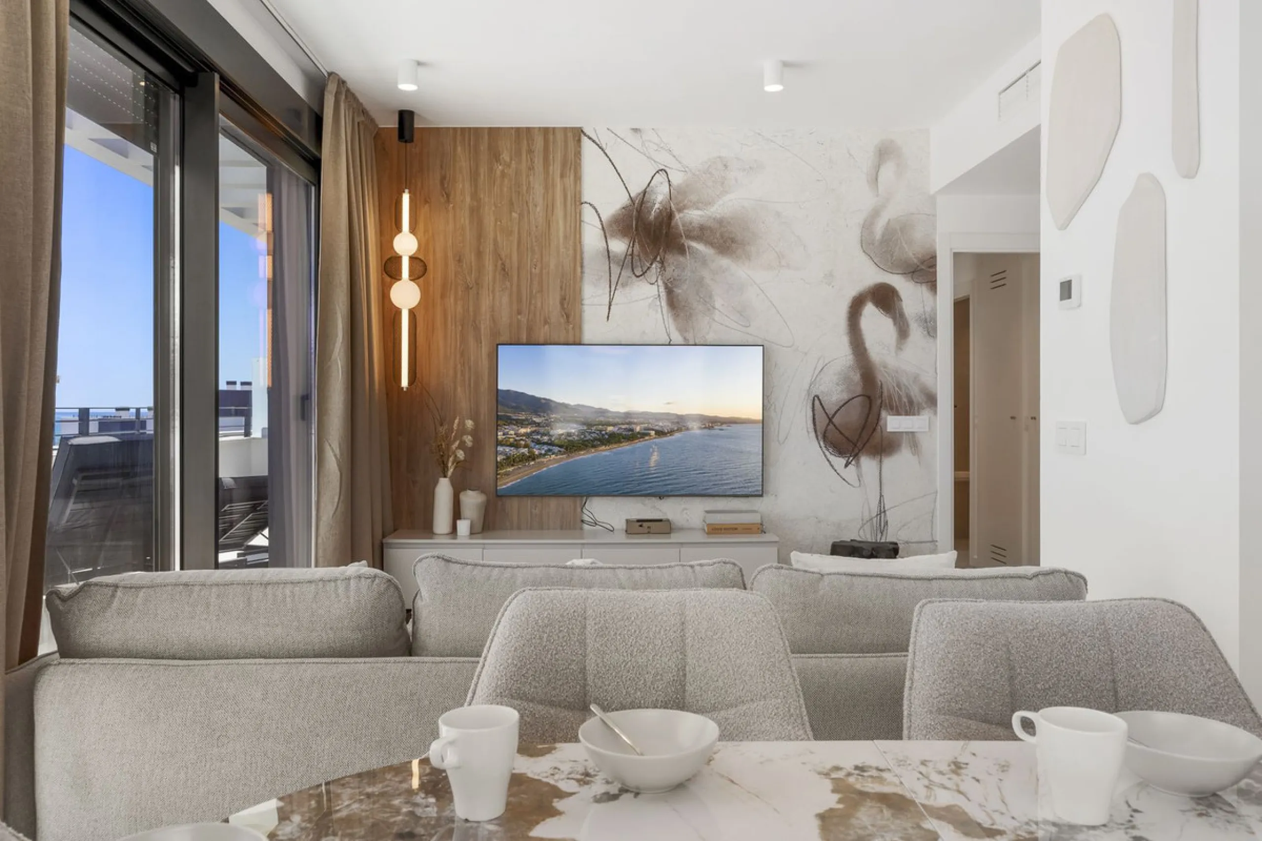 Vita offers many reasons to enjoy a perfect stay. The cozy living room, furnished with comfortable seating, a TV, and WiFi, is the ideal place to relax after a day full of adventures.