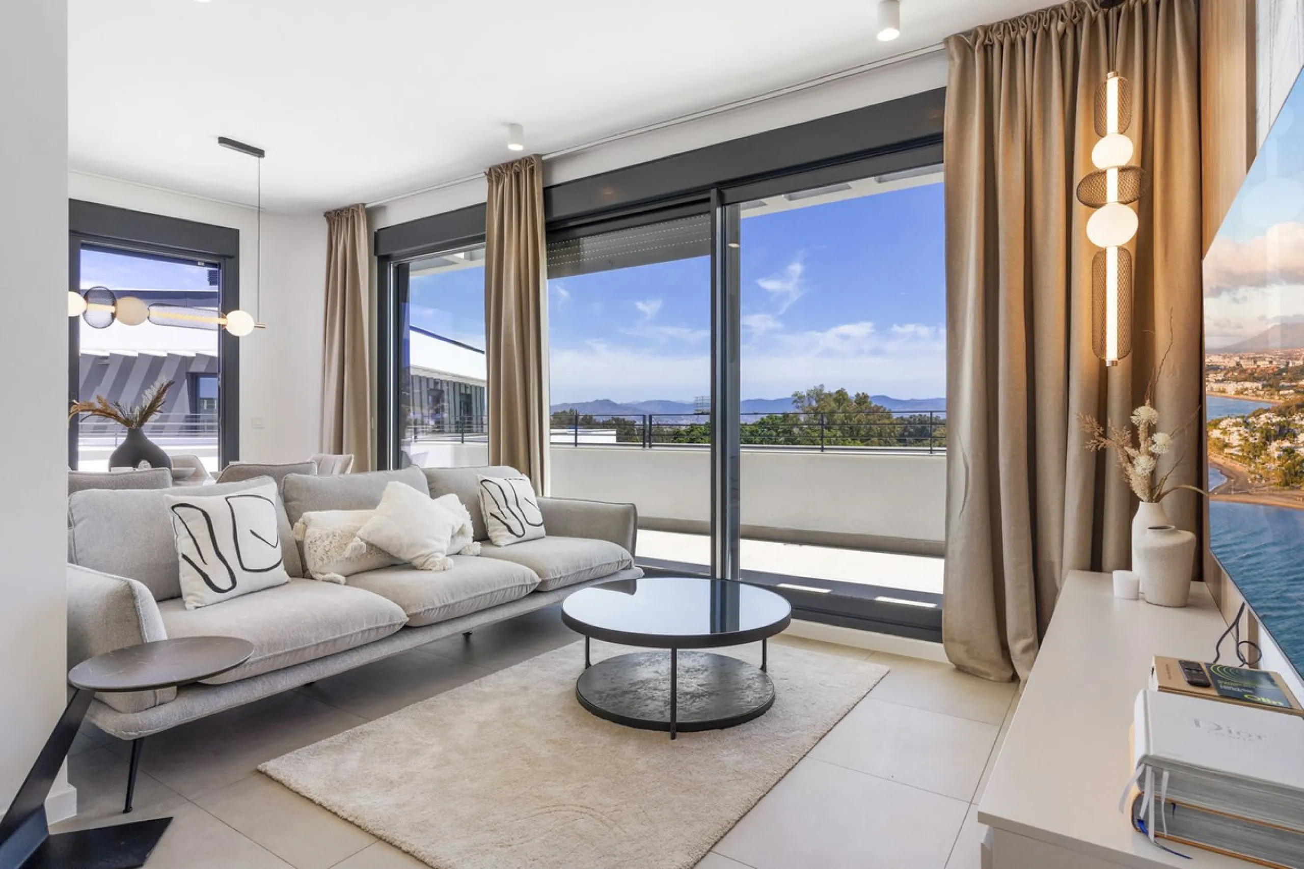 Vita offers many reasons to enjoy a perfect stay. The cozy living room, furnished with comfortable seating, a TV, and WiFi, is the ideal place to relax after a day full of adventures.