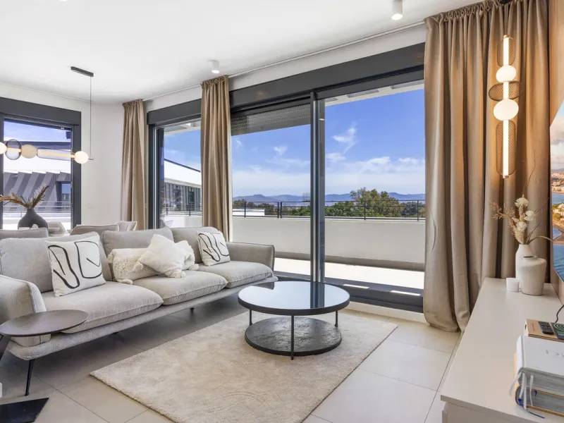 Vita offers many reasons to enjoy a perfect stay. The cozy living room, furnished with comfortable seating, a TV, and WiFi, is the ideal place to relax after a day full of adventures.