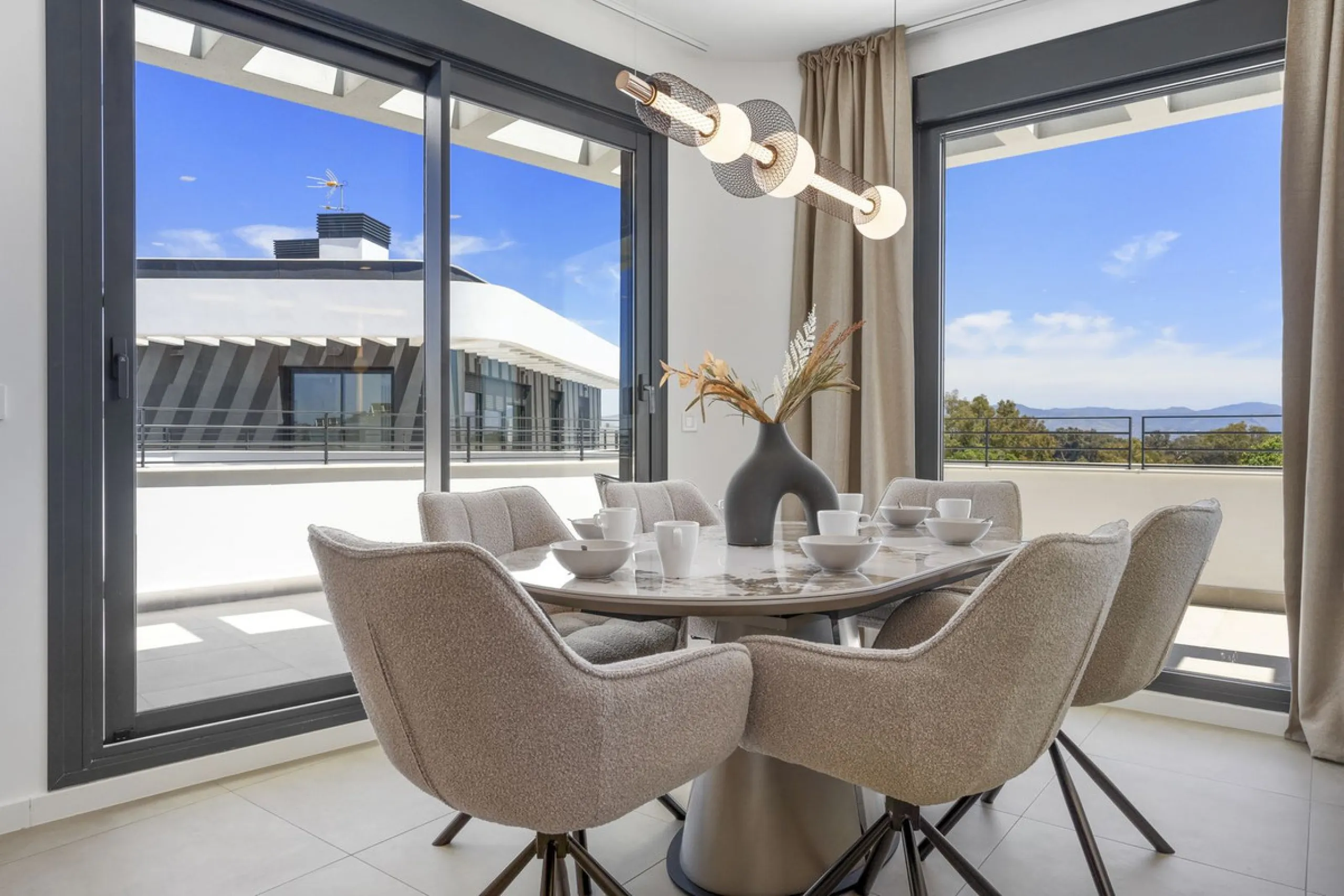 Vita offers many reasons to enjoy a perfect stay. The cozy living room, furnished with comfortable seating, a TV, and WiFi, is the ideal place to relax after a day full of adventures.