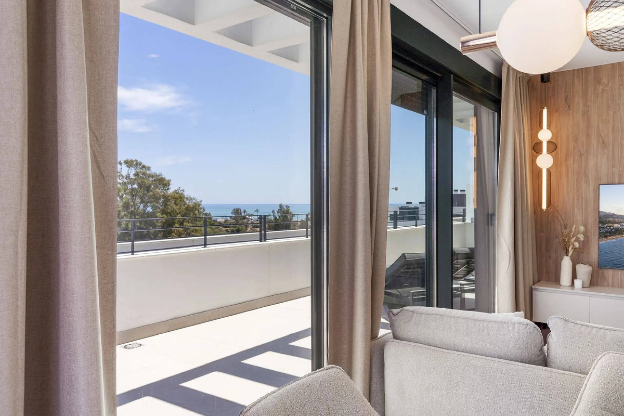 Vita offers many reasons to enjoy a perfect stay. The cozy living room, furnished with comfortable seating, a TV, and WiFi, is the ideal place to relax after a day full of adventures.