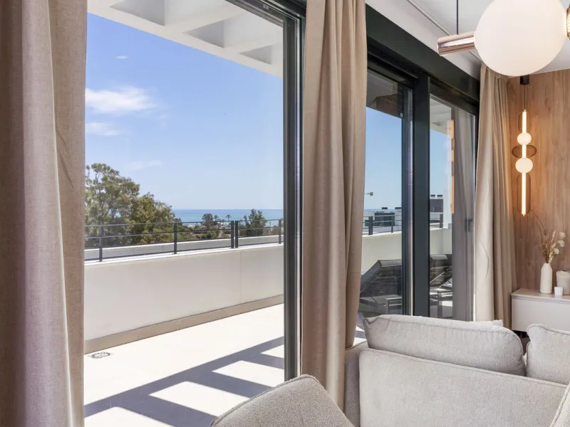 Vita offers many reasons to enjoy a perfect stay. The cozy living room, furnished with comfortable seating, a TV, and WiFi, is the ideal place to relax after a day full of adventures.