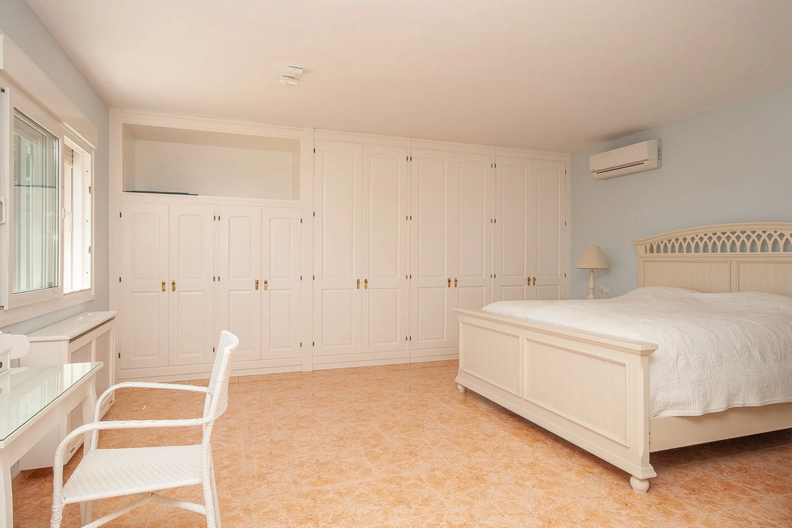 Nestled in the highly sought-after beachside community of Marbesa, this majestic villa exudes charm and character. Designed with timeless style and elegant details, the property offers a warm and inviting atmosphere, perfectly blending classic Mediterrane
