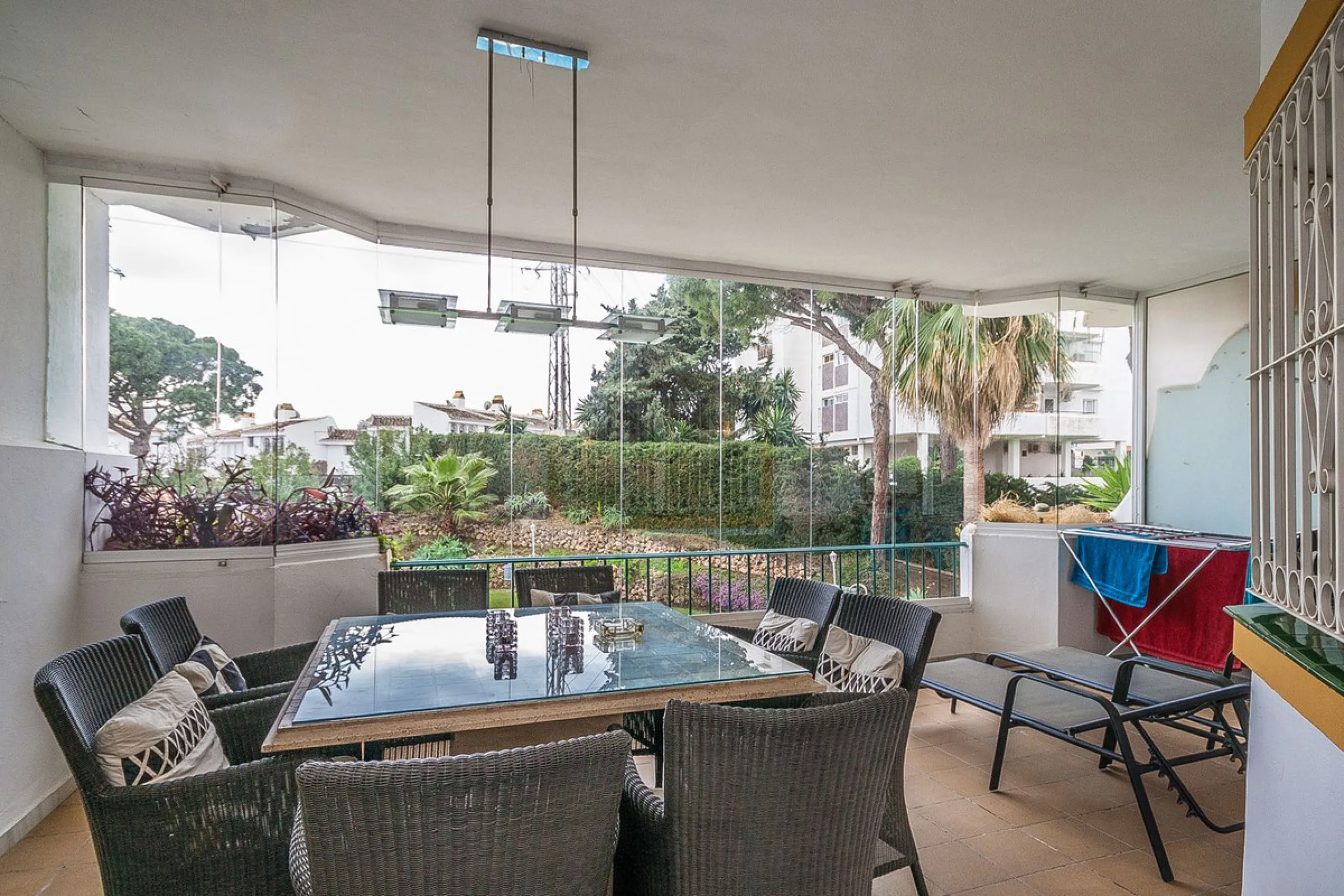 This apartment is situated in a secure, gated complex, just a stone's throw from shops, the sea only a 10 minute walk, and the vibrant town center, making it an ideal choice for holiday homes or investment opportunities. The property is in good condition 
