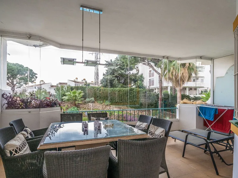 This apartment is situated in a secure, gated complex, just a stone's throw from shops, the sea only a 10 minute walk, and the vibrant town center, making it an ideal choice for holiday homes or investment opportunities. The property is in good condition 