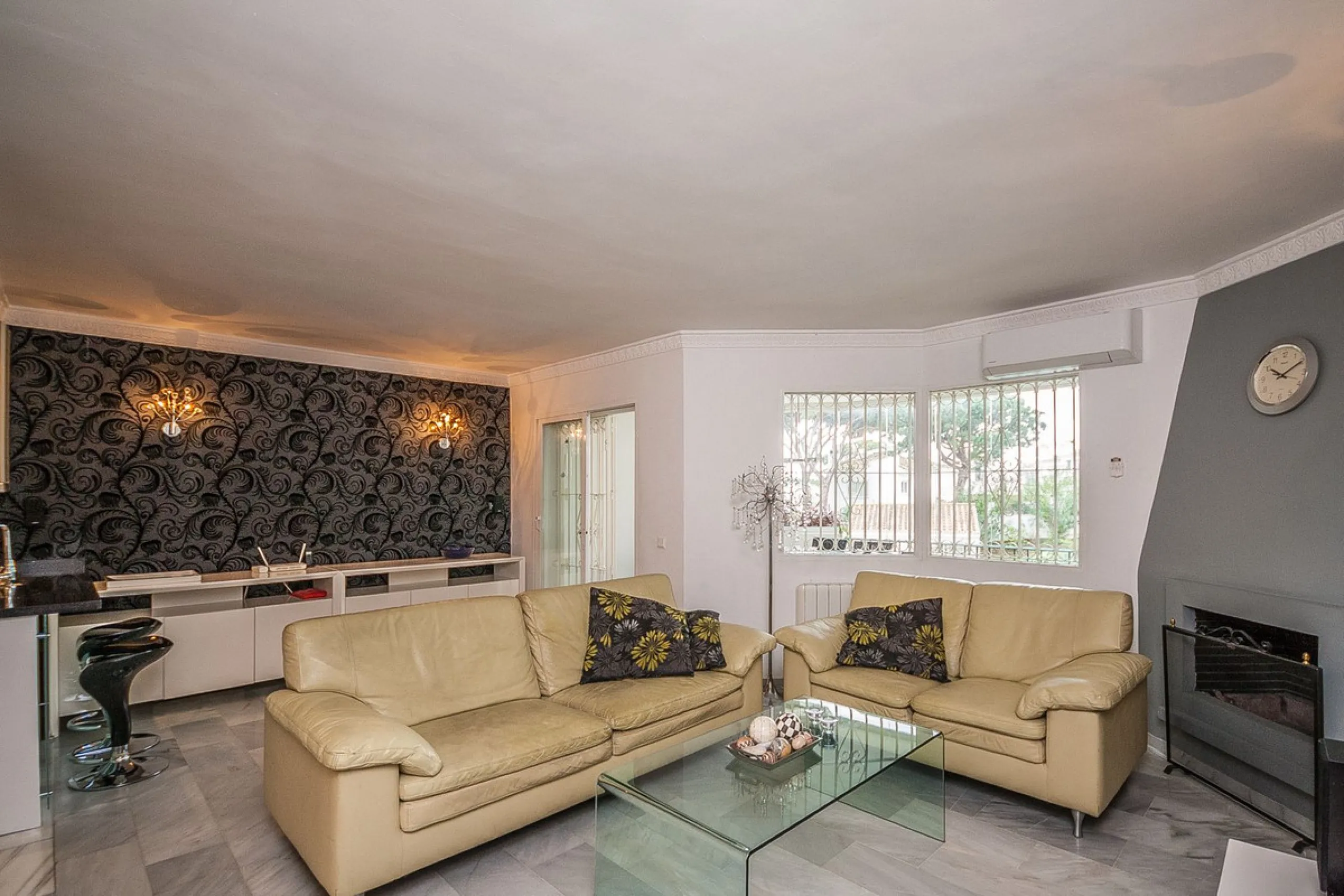 This apartment is situated in a secure, gated complex, just a stone's throw from shops, the sea only a 10 minute walk, and the vibrant town center, making it an ideal choice for holiday homes or investment opportunities. The property is in good condition 