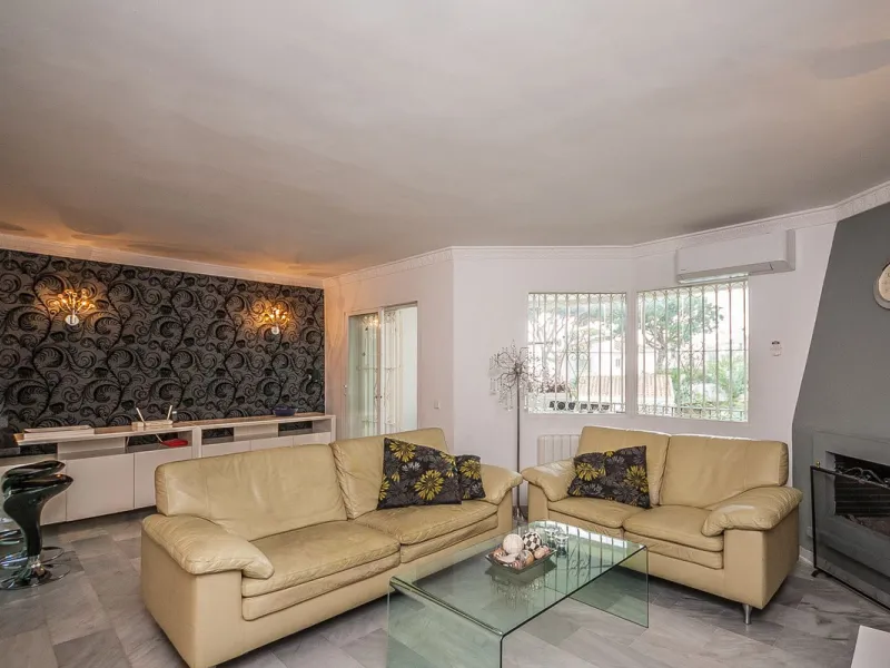 This apartment is situated in a secure, gated complex, just a stone's throw from shops, the sea only a 10 minute walk, and the vibrant town center, making it an ideal choice for holiday homes or investment opportunities. The property is in good condition 