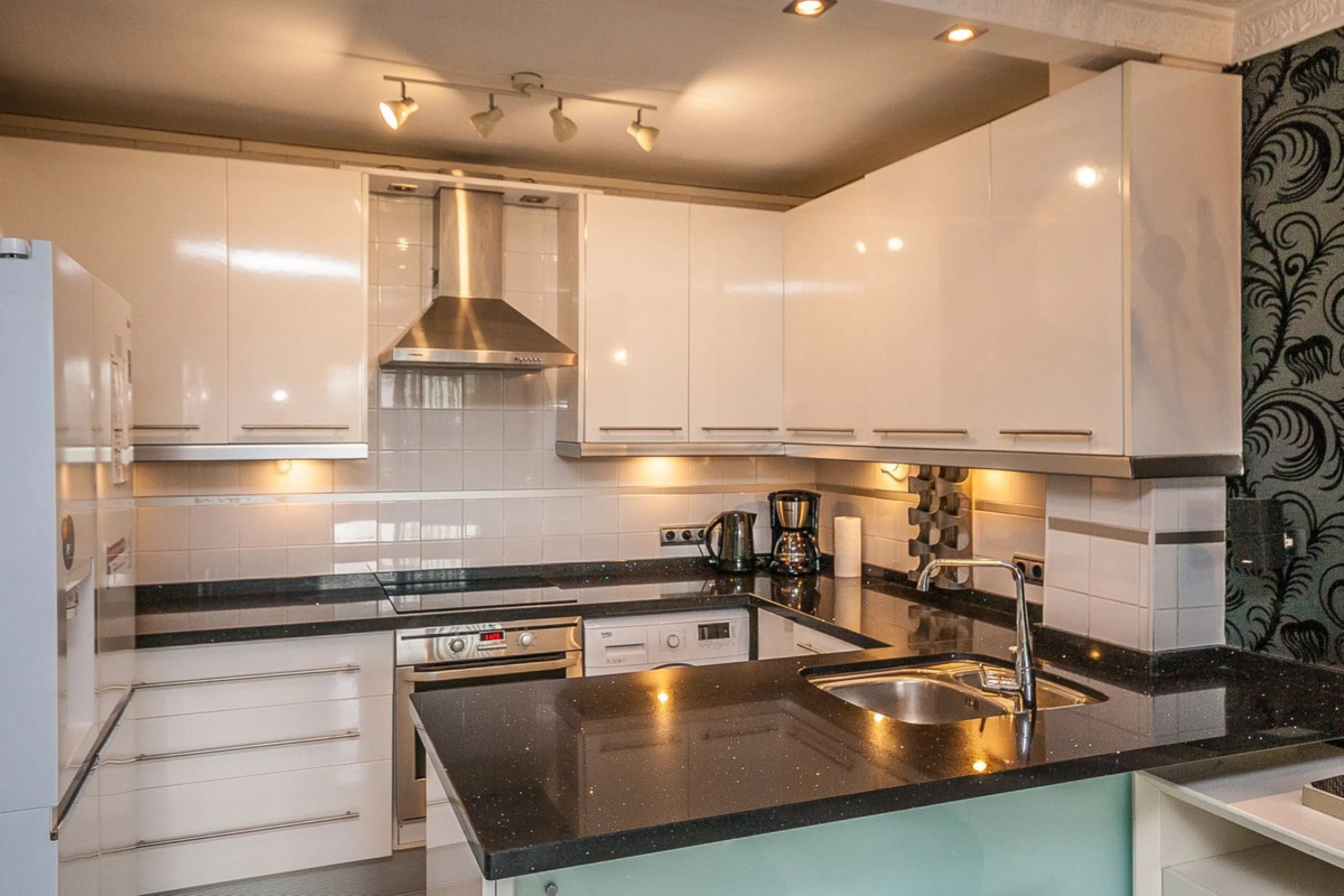 This apartment is situated in a secure, gated complex, just a stone's throw from shops, the sea only a 10 minute walk, and the vibrant town center, making it an ideal choice for holiday homes or investment opportunities. The property is in good condition 