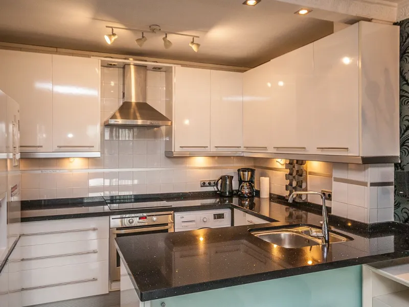 This apartment is situated in a secure, gated complex, just a stone's throw from shops, the sea only a 10 minute walk, and the vibrant town center, making it an ideal choice for holiday homes or investment opportunities. The property is in good condition 