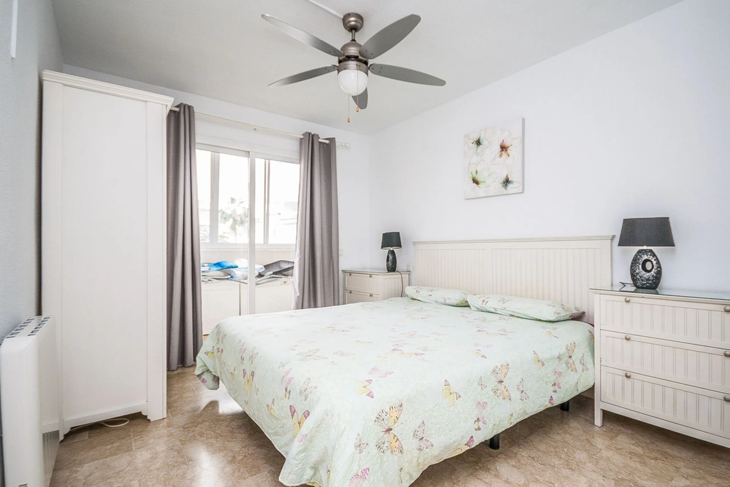 This apartment is situated in a secure, gated complex, just a stone's throw from shops, the sea only a 10 minute walk, and the vibrant town center, making it an ideal choice for holiday homes or investment opportunities. The property is in good condition 