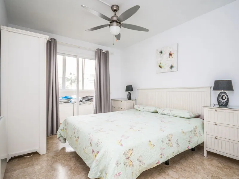 This apartment is situated in a secure, gated complex, just a stone's throw from shops, the sea only a 10 minute walk, and the vibrant town center, making it an ideal choice for holiday homes or investment opportunities. The property is in good condition 