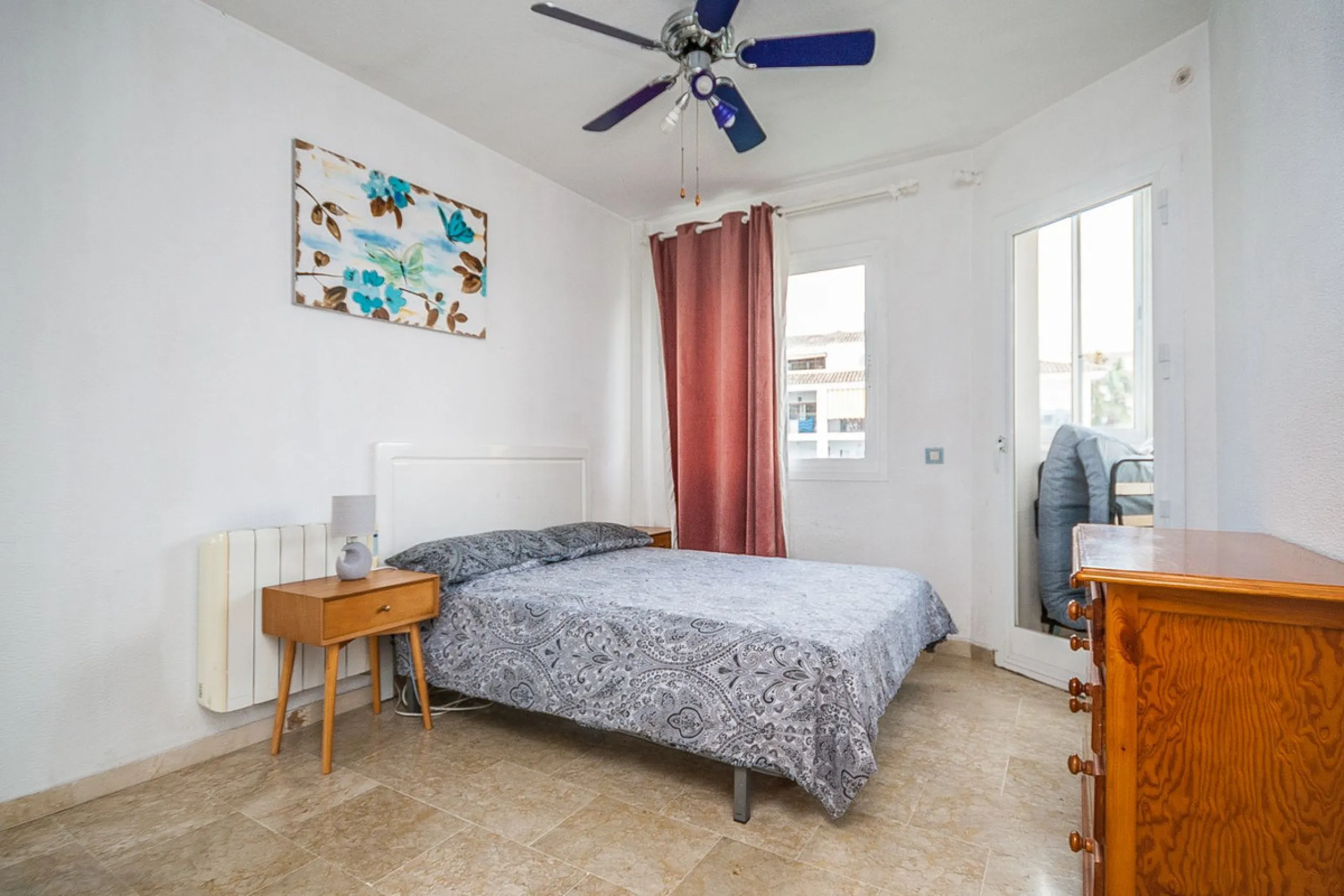 This apartment is situated in a secure, gated complex, just a stone's throw from shops, the sea only a 10 minute walk, and the vibrant town center, making it an ideal choice for holiday homes or investment opportunities. The property is in good condition 