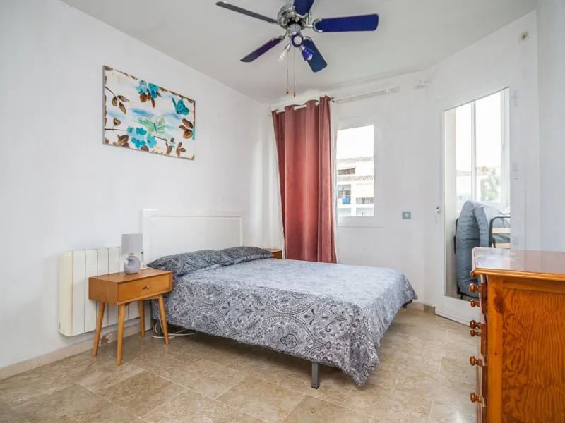 This apartment is situated in a secure, gated complex, just a stone's throw from shops, the sea only a 10 minute walk, and the vibrant town center, making it an ideal choice for holiday homes or investment opportunities. The property is in good condition 