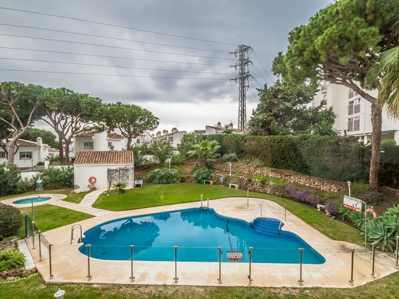 This apartment is situated in a secure, gated complex, just a stone's throw from shops, the sea only a 10 minute walk, and the vibrant town center, making it an ideal choice for holiday homes or investment opportunities. The property is in good condition 