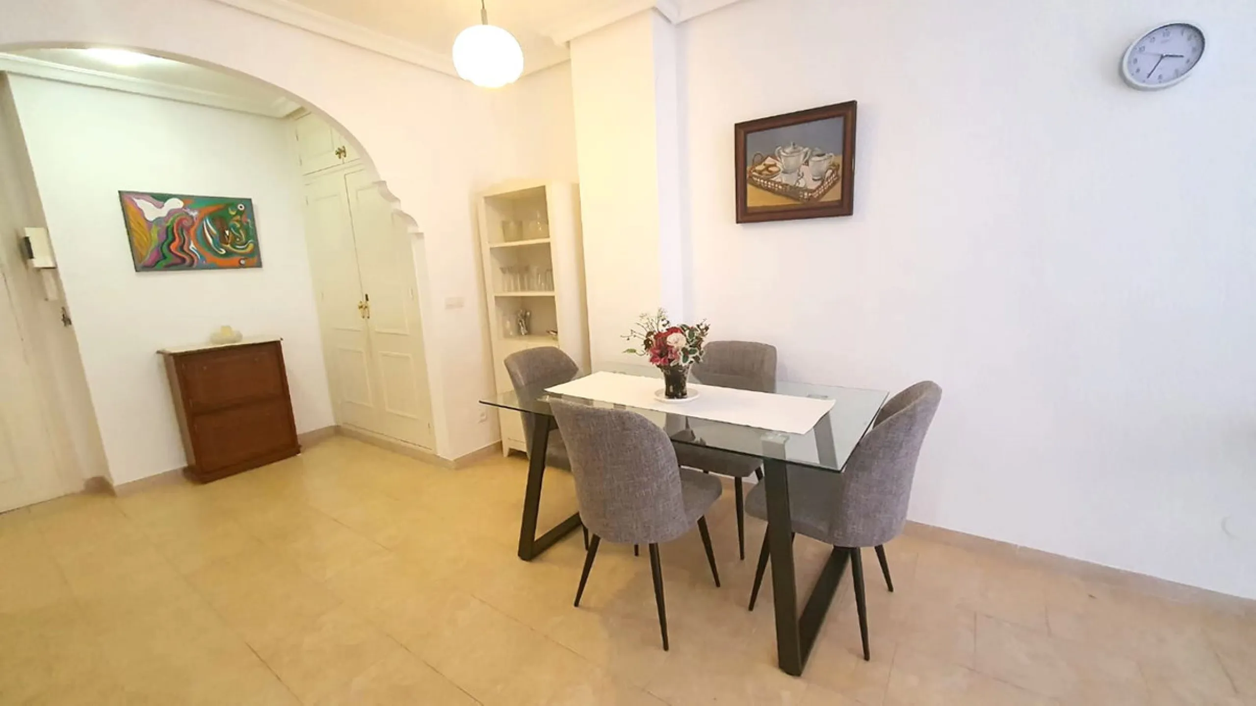 In a front line beach buiding in Los Boliches, 3 bedroom apartment looking at the back street with no sea views but afternoon sun. The property is in a need of a renovation but well presented. Excellent location close to all amenities. Ideal for holidays.