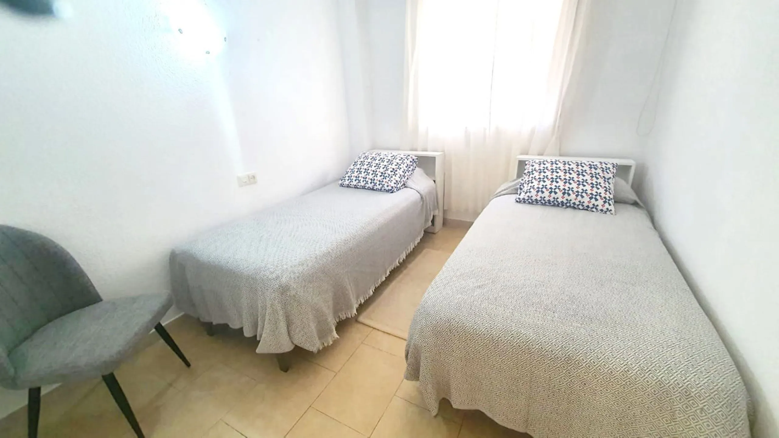 In a front line beach buiding in Los Boliches, 3 bedroom apartment looking at the back street with no sea views but afternoon sun. The property is in a need of a renovation but well presented. Excellent location close to all amenities. Ideal for holidays.