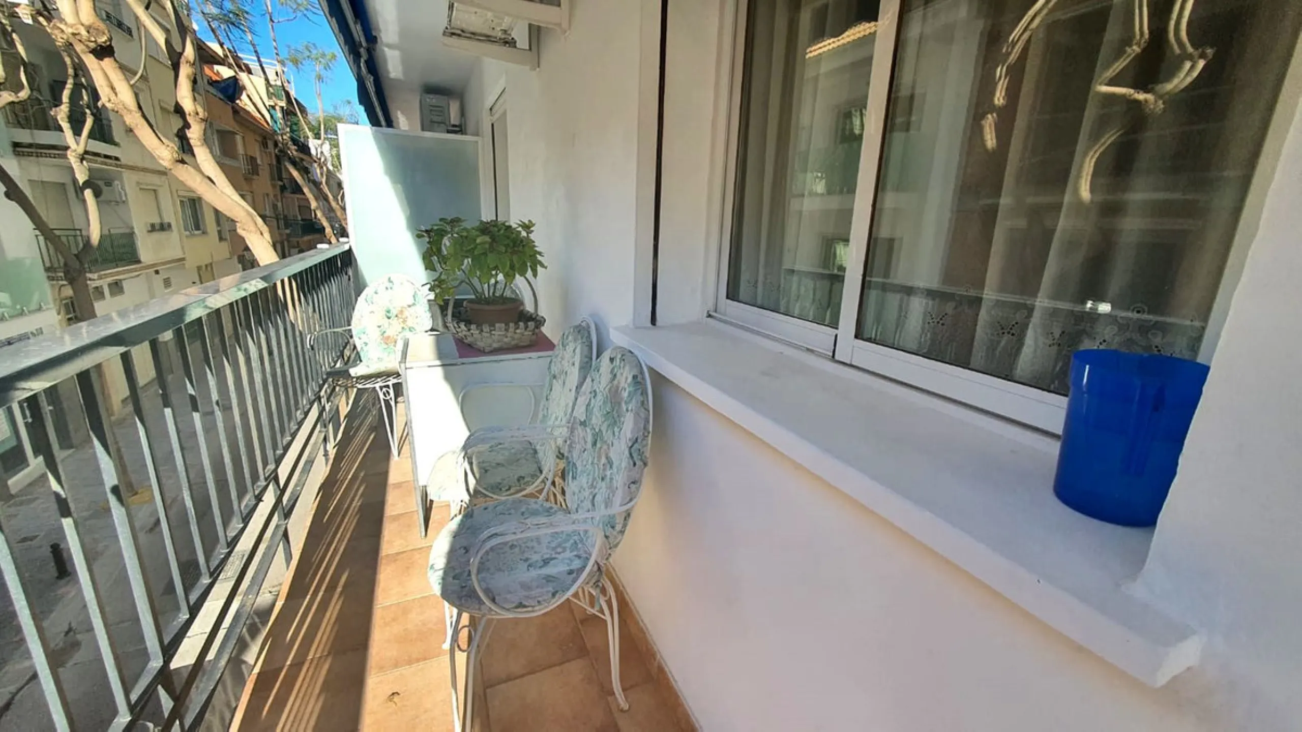 In a front line beach buiding in Los Boliches, 3 bedroom apartment looking at the back street with no sea views but afternoon sun. The property is in a need of a renovation but well presented. Excellent location close to all amenities. Ideal for holidays.