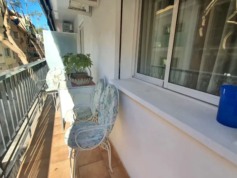 In a front line beach buiding in Los Boliches, 3 bedroom apartment looking at the back street with no sea views but afternoon sun. The property is in a need of a renovation but well presented. Excellent location close to all amenities. Ideal for holidays.