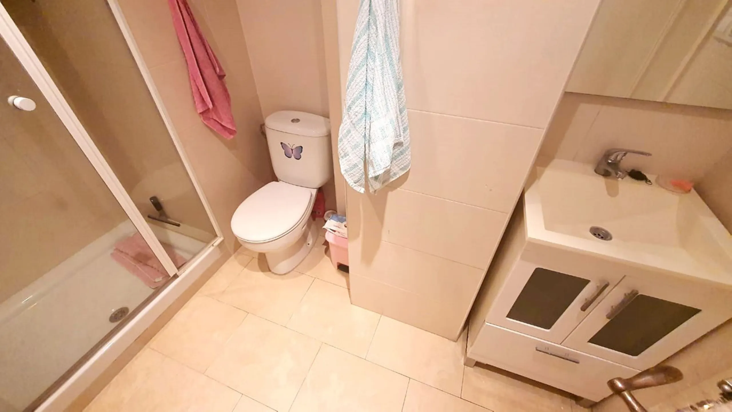 In a front line beach buiding in Los Boliches, 3 bedroom apartment looking at the back street with no sea views but afternoon sun. The property is in a need of a renovation but well presented. Excellent location close to all amenities. Ideal for holidays.