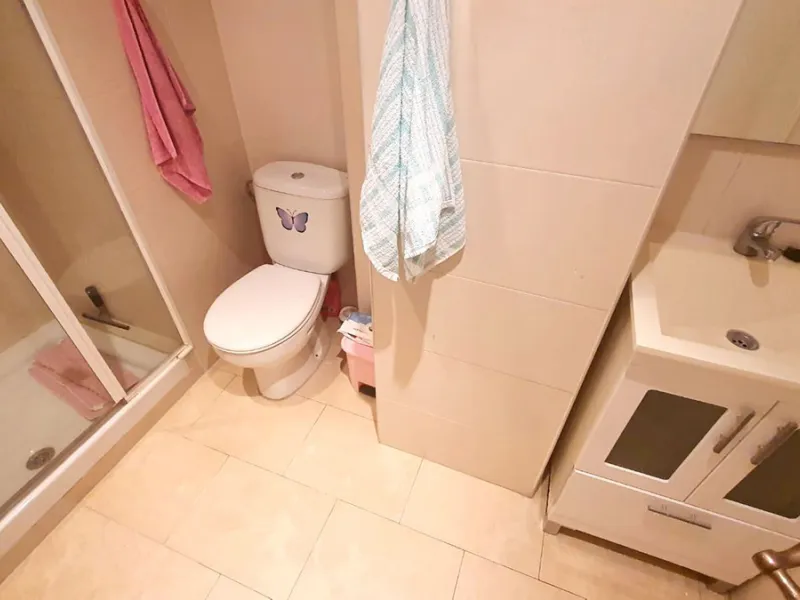 In a front line beach buiding in Los Boliches, 3 bedroom apartment looking at the back street with no sea views but afternoon sun. The property is in a need of a renovation but well presented. Excellent location close to all amenities. Ideal for holidays.
