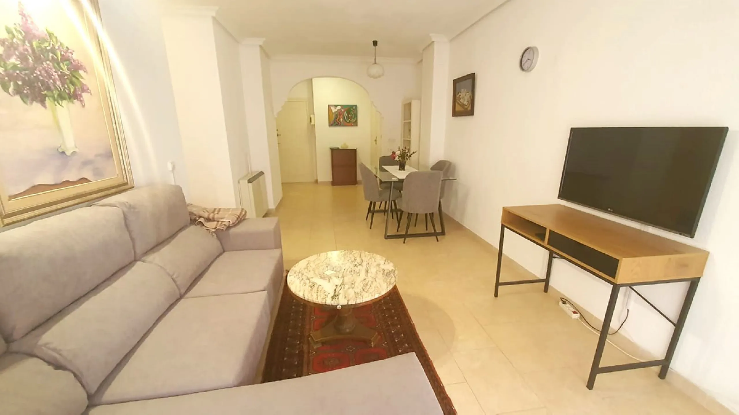 In a front line beach buiding in Los Boliches, 3 bedroom apartment looking at the back street with no sea views but afternoon sun. The property is in a need of a renovation but well presented. Excellent location close to all amenities. Ideal for holidays.