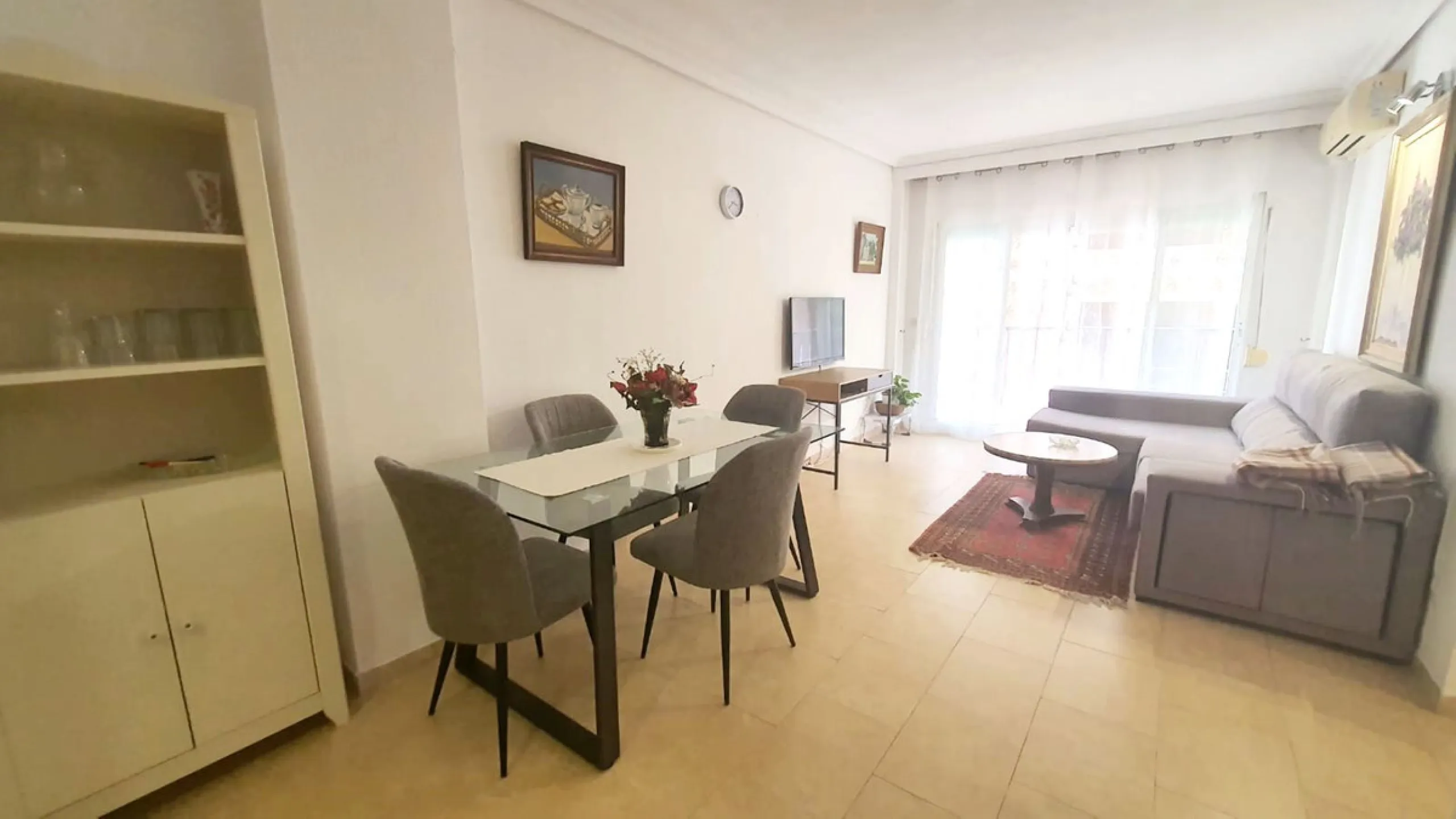 In a front line beach buiding in Los Boliches, 3 bedroom apartment looking at the back street with no sea views but afternoon sun. The property is in a need of a renovation but well presented. Excellent location close to all amenities. Ideal for holidays.