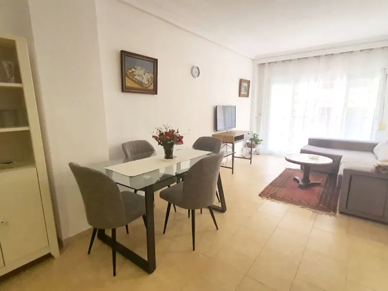 In a front line beach buiding in Los Boliches, 3 bedroom apartment looking at the back street with no sea views but afternoon sun. The property is in a need of a renovation but well presented. Excellent location close to all amenities. Ideal for holidays.