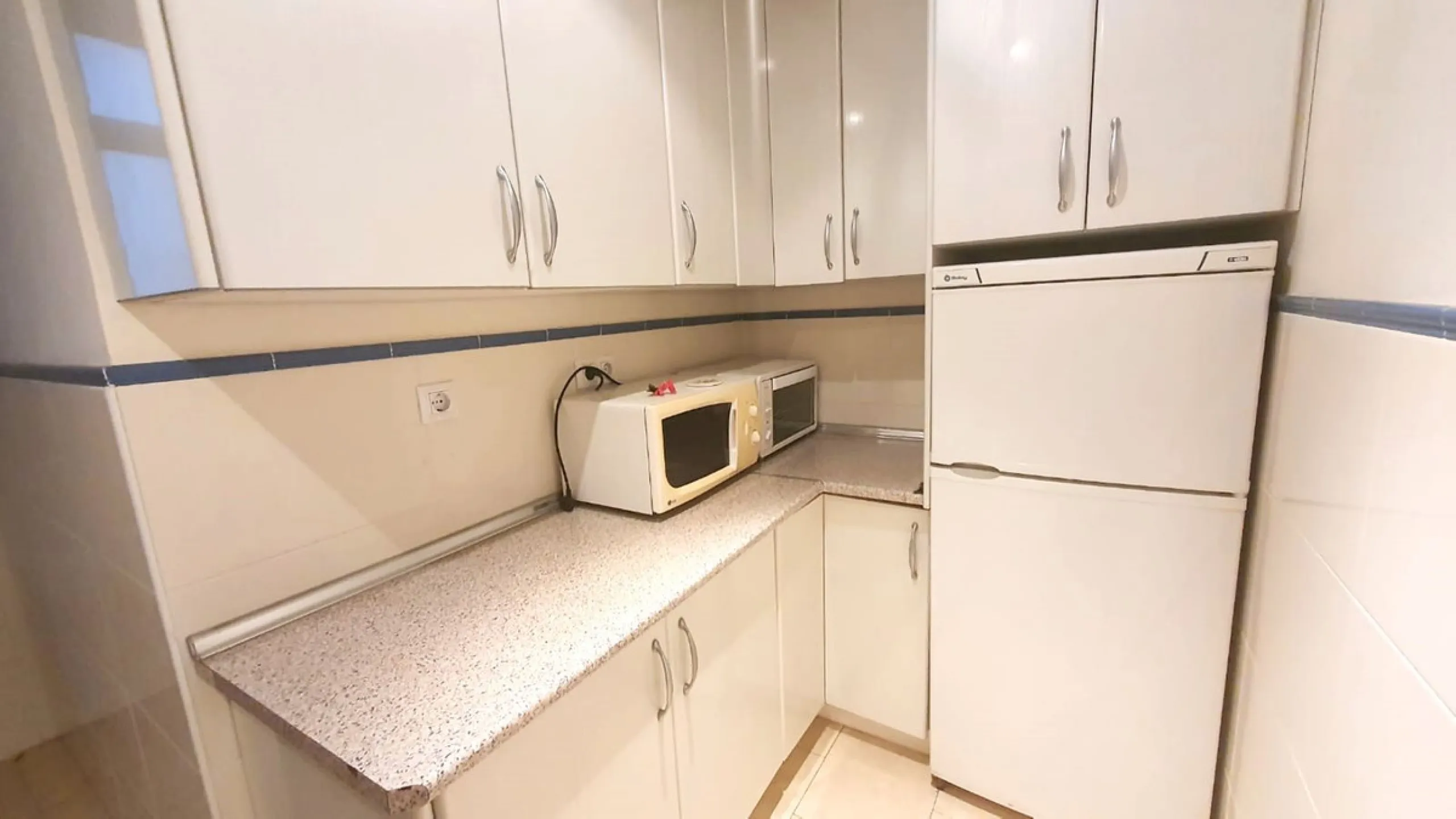 In a front line beach buiding in Los Boliches, 3 bedroom apartment looking at the back street with no sea views but afternoon sun. The property is in a need of a renovation but well presented. Excellent location close to all amenities. Ideal for holidays.