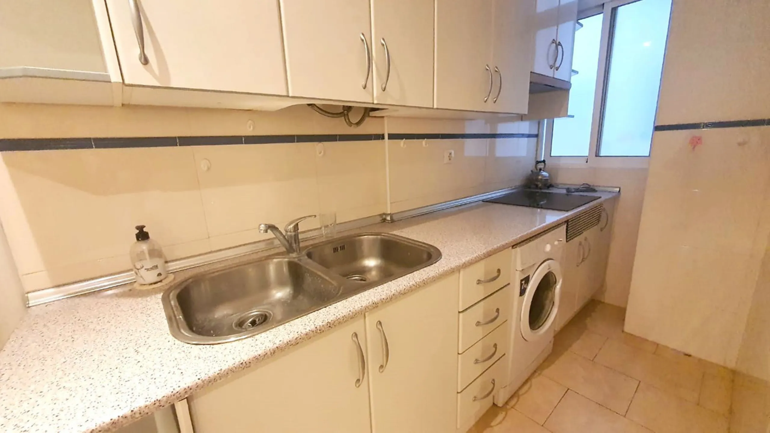 In a front line beach buiding in Los Boliches, 3 bedroom apartment looking at the back street with no sea views but afternoon sun. The property is in a need of a renovation but well presented. Excellent location close to all amenities. Ideal for holidays.