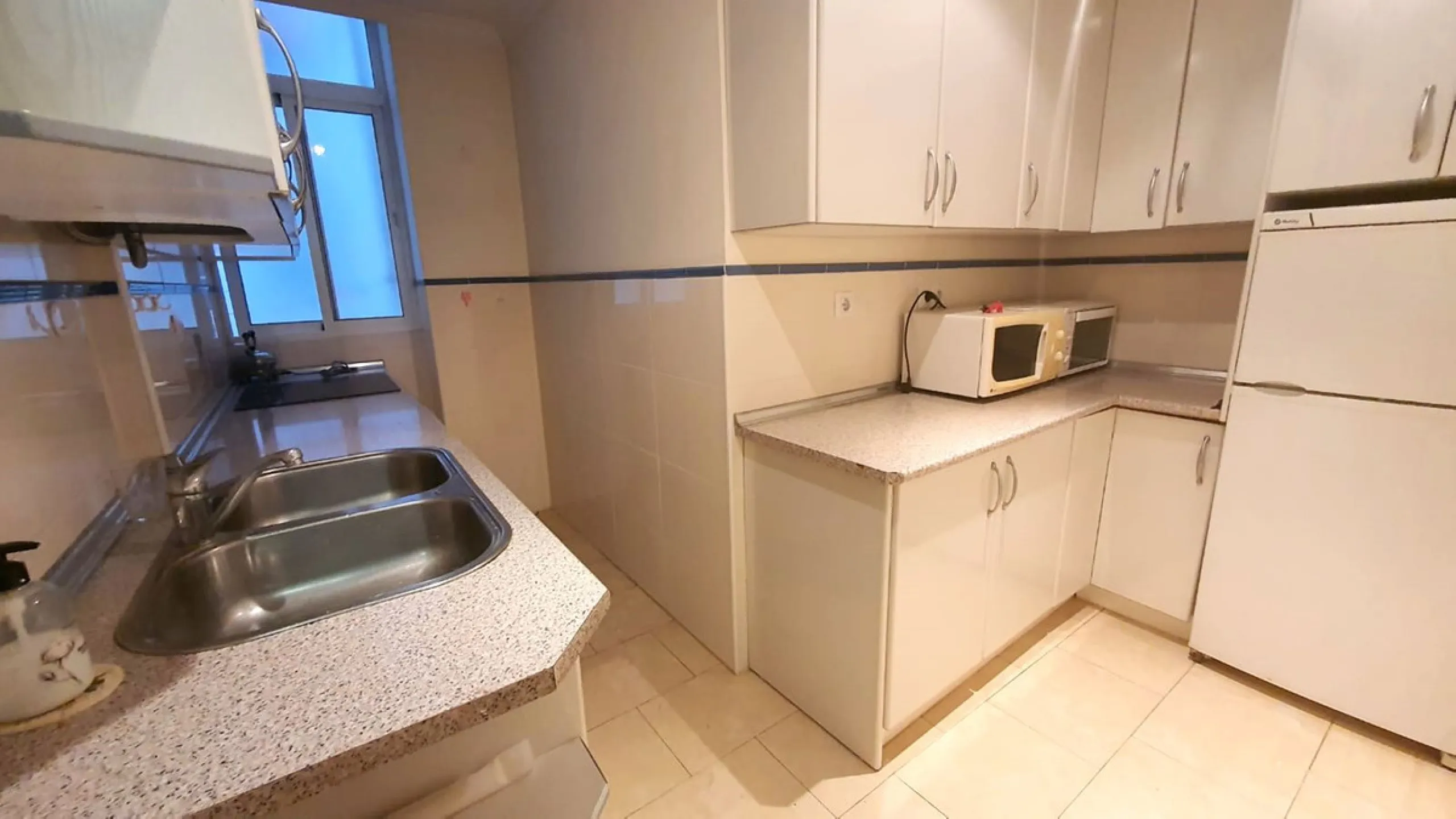 In a front line beach buiding in Los Boliches, 3 bedroom apartment looking at the back street with no sea views but afternoon sun. The property is in a need of a renovation but well presented. Excellent location close to all amenities. Ideal for holidays.