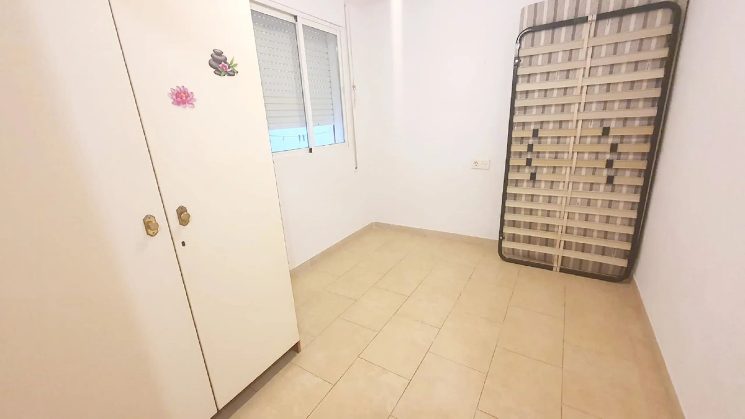 In a front line beach buiding in Los Boliches, 3 bedroom apartment looking at the back street with no sea views but afternoon sun. The property is in a need of a renovation but well presented. Excellent location close to all amenities. Ideal for holidays.