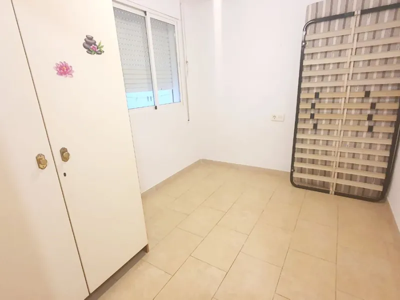 In a front line beach buiding in Los Boliches, 3 bedroom apartment looking at the back street with no sea views but afternoon sun. The property is in a need of a renovation but well presented. Excellent location close to all amenities. Ideal for holidays.