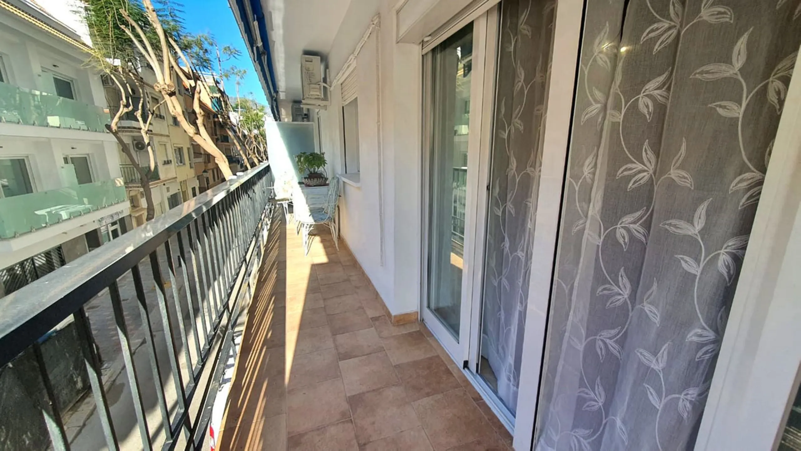 In a front line beach buiding in Los Boliches, 3 bedroom apartment looking at the back street with no sea views but afternoon sun. The property is in a need of a renovation but well presented. Excellent location close to all amenities. Ideal for holidays.