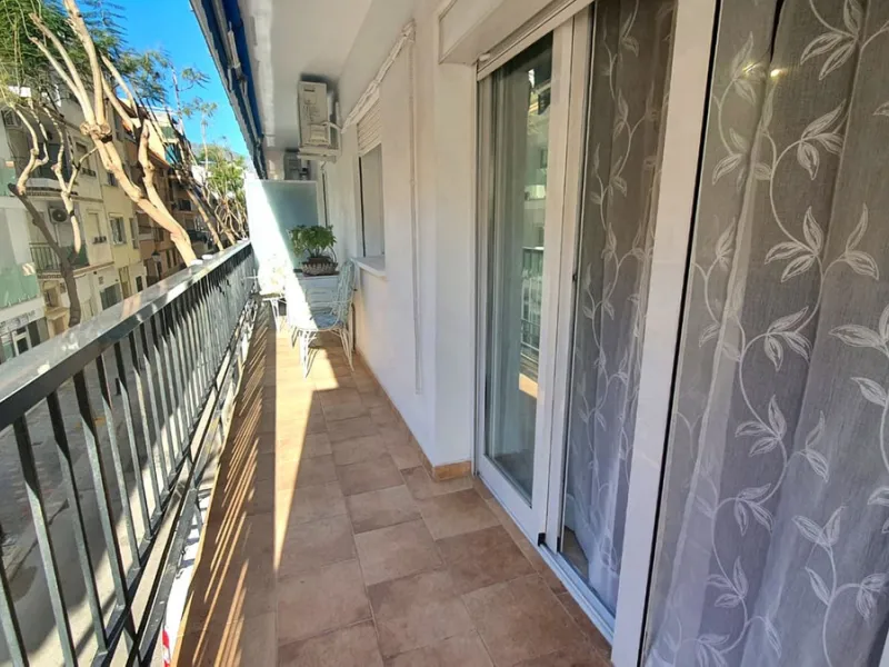 In a front line beach buiding in Los Boliches, 3 bedroom apartment looking at the back street with no sea views but afternoon sun. The property is in a need of a renovation but well presented. Excellent location close to all amenities. Ideal for holidays.