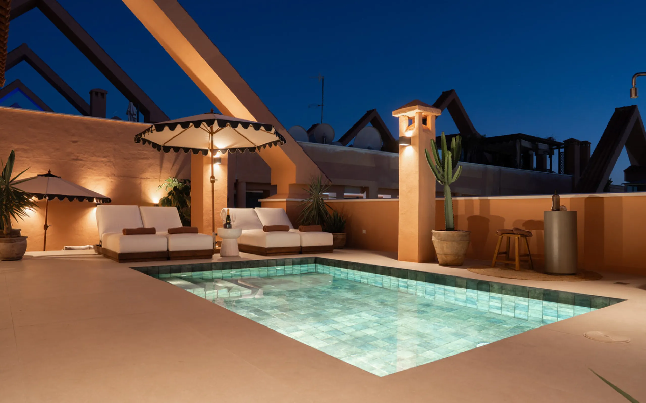 Apartment - Penthouse в продаже в Marbella, Málaga. В доме 3 спален и 3 ванных комнат. Площадь дома 170 м²