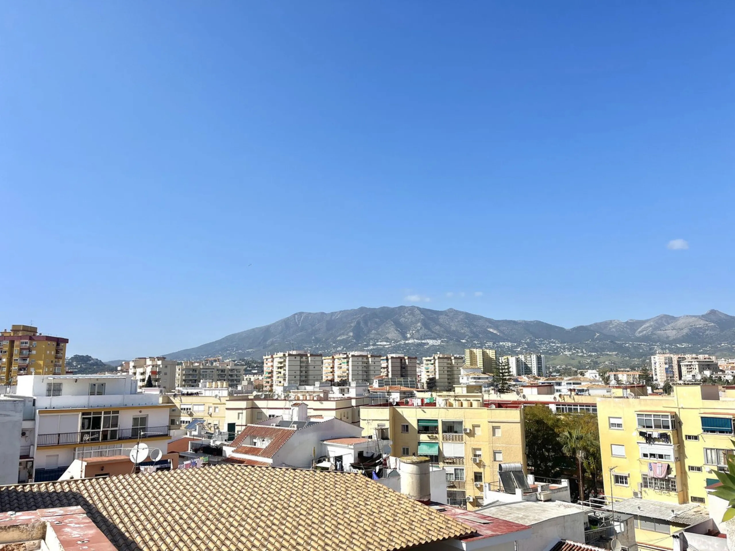 Welcome home to your own oasis on the third floor in Fuengirola! Here you'll find a bright and well-planned two-bedroom apartment (no lift), with access to a spacious shared rooftop terrace. The location is hard to beat, with just 600 meters from the beac