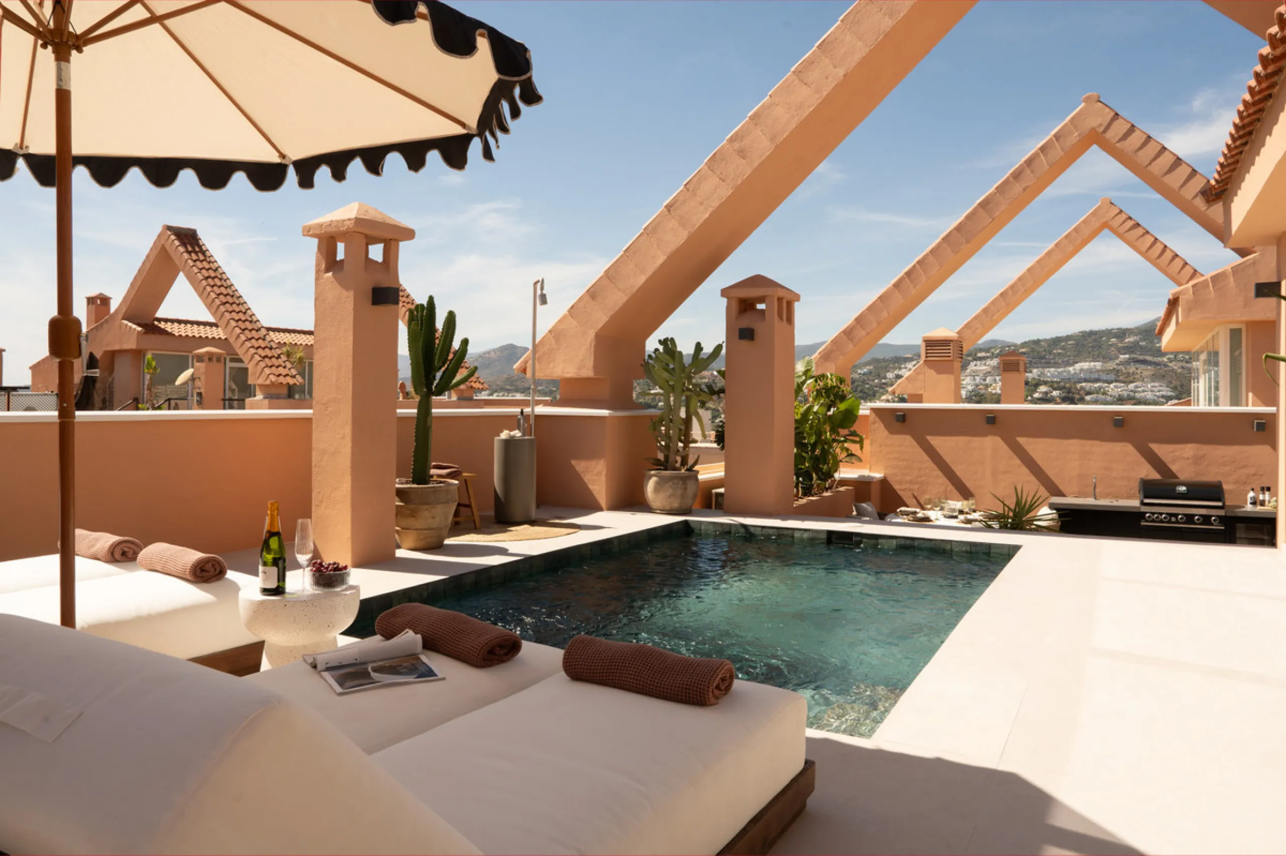 Apartment - Penthouse в продаже в Marbella, Málaga. В доме 3 спален и 3 ванных комнат. Площадь дома 170 м²