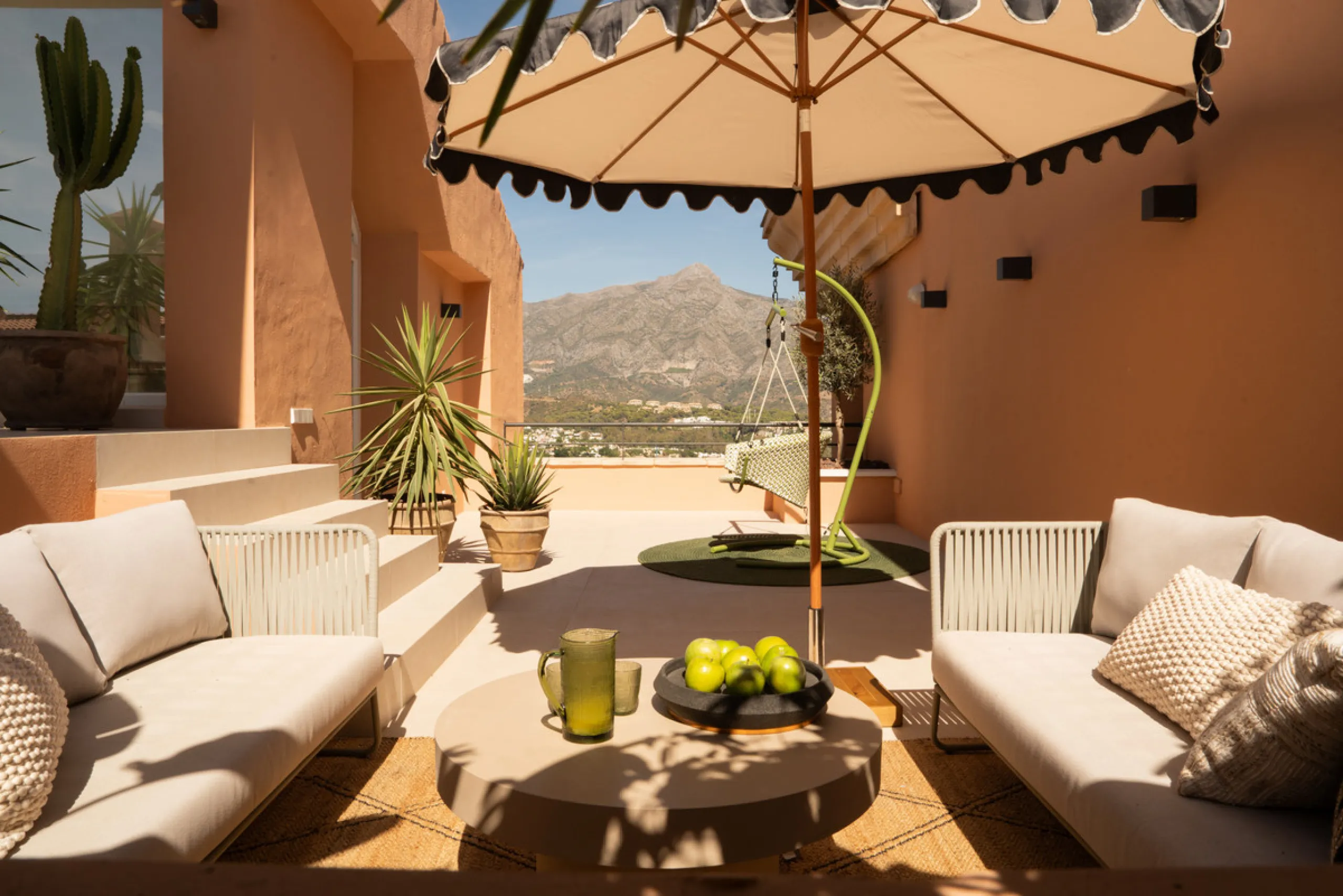 Apartment - Penthouse в продаже в Marbella, Málaga. В доме 3 спален и 3 ванных комнат. Площадь дома 170 м²