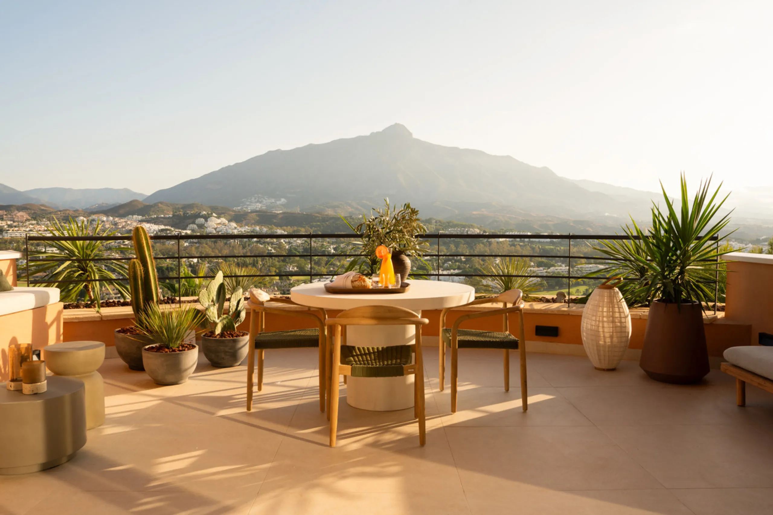 Apartment - Penthouse в продаже в Marbella, Málaga. В доме 3 спален и 3 ванных комнат. Площадь дома 170 м²