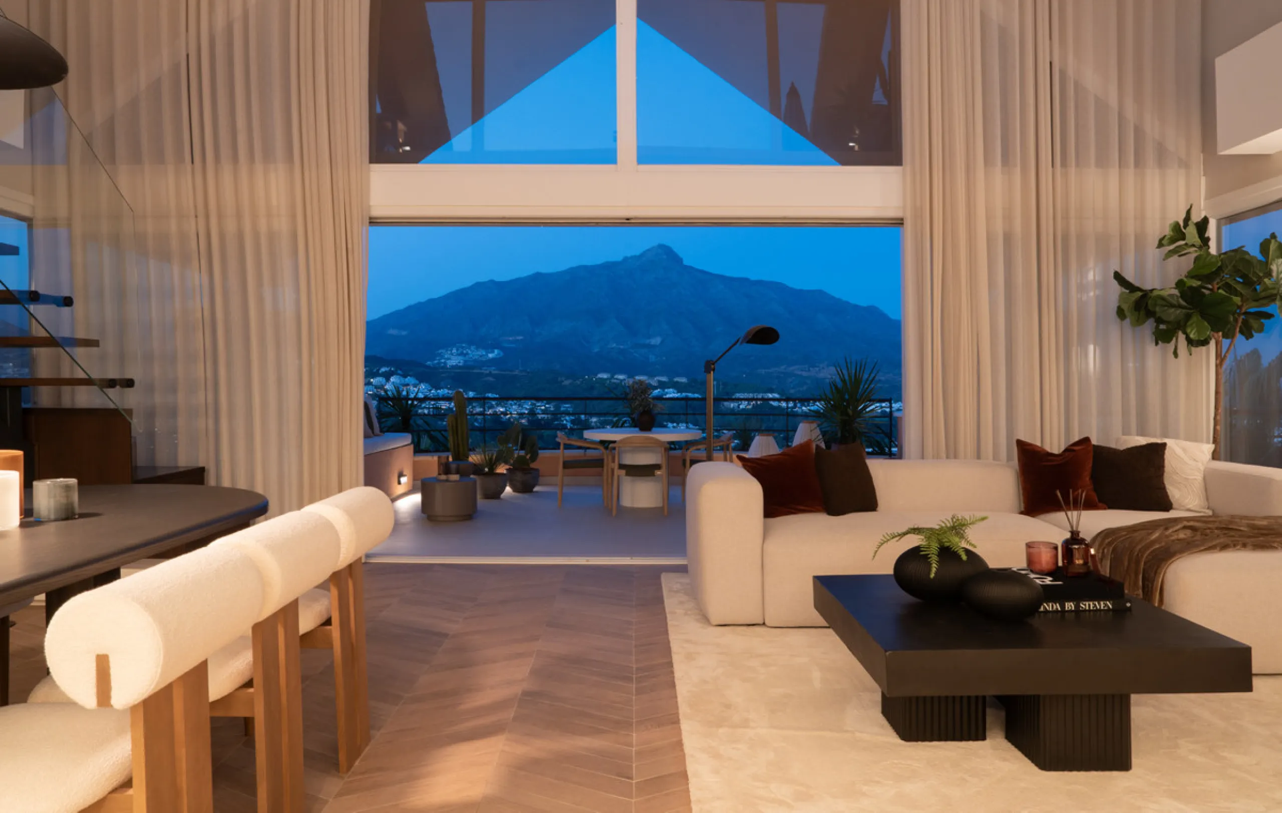 Apartment - Penthouse в продаже в Marbella, Málaga. В доме 3 спален и 3 ванных комнат. Площадь дома 170 м²