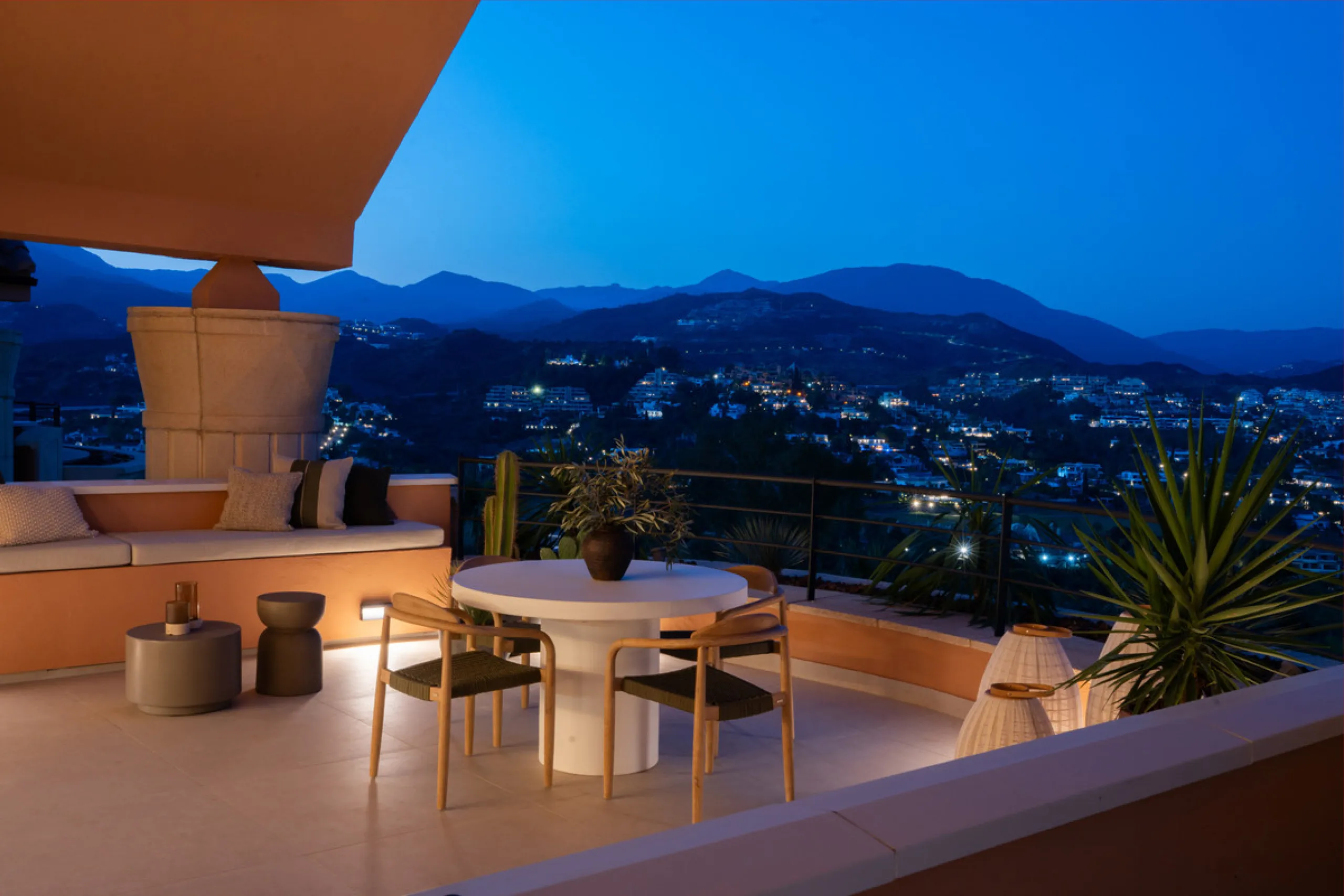 Apartment - Penthouse в продаже в Marbella, Málaga. В доме 3 спален и 3 ванных комнат. Площадь дома 170 м²