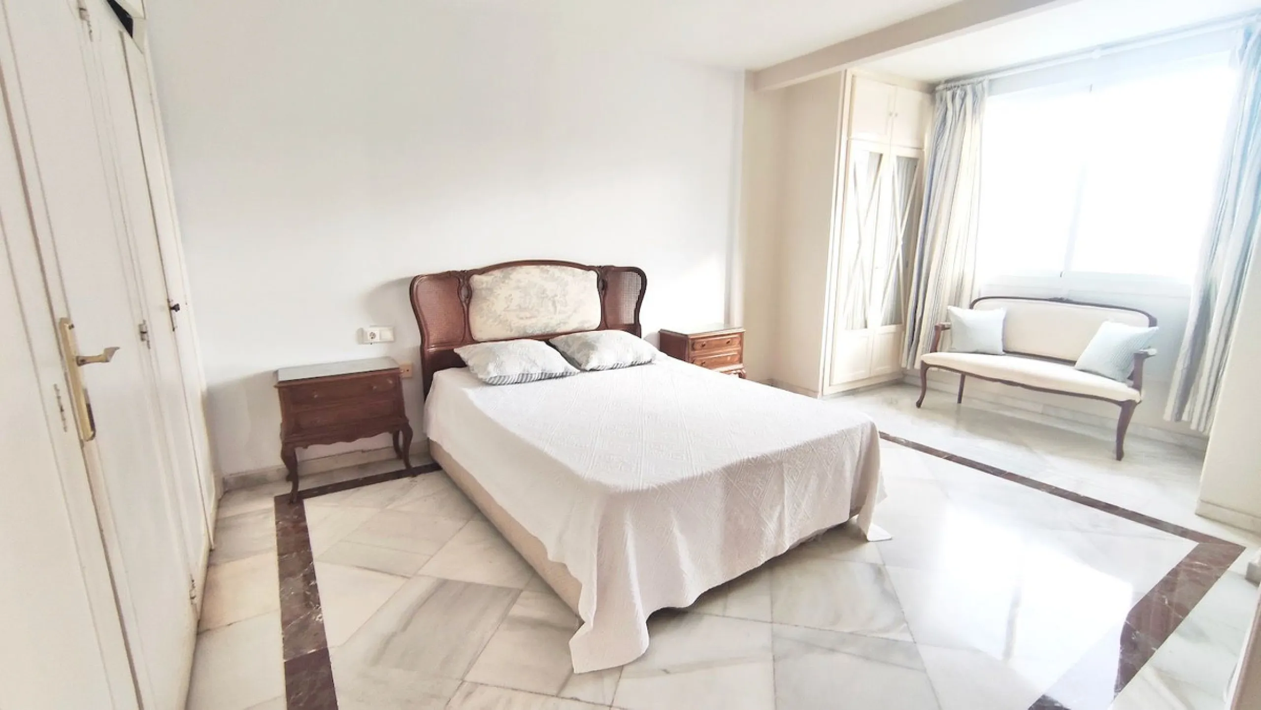 Apartment - Middle Floor Apartment в продаже в Marbella, Málaga. В доме 4 спален и 3 ванных комнат. Площадь дома 158 м²